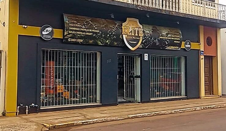 Foto da fachada da Elite Artigos Militares em São Borja RS, loja especializada em armas, munições e equipamentos militares.